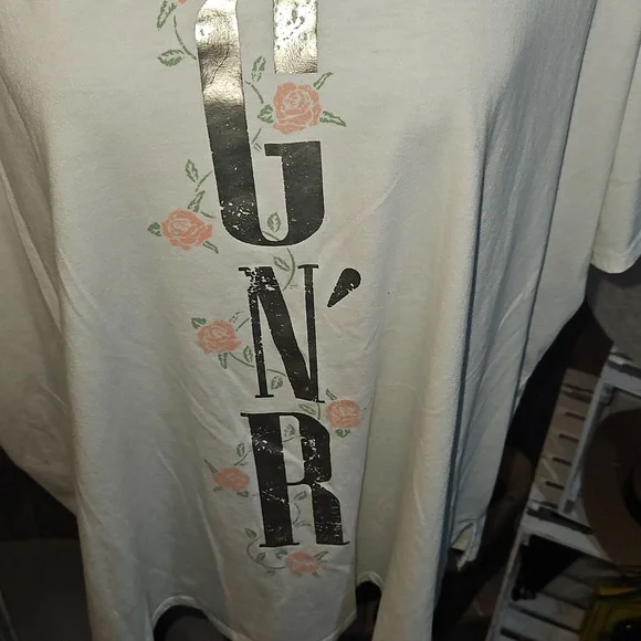 Women's Cream Graphic Guns and Roses Top Plus Size 3 - Picture 2 of 5